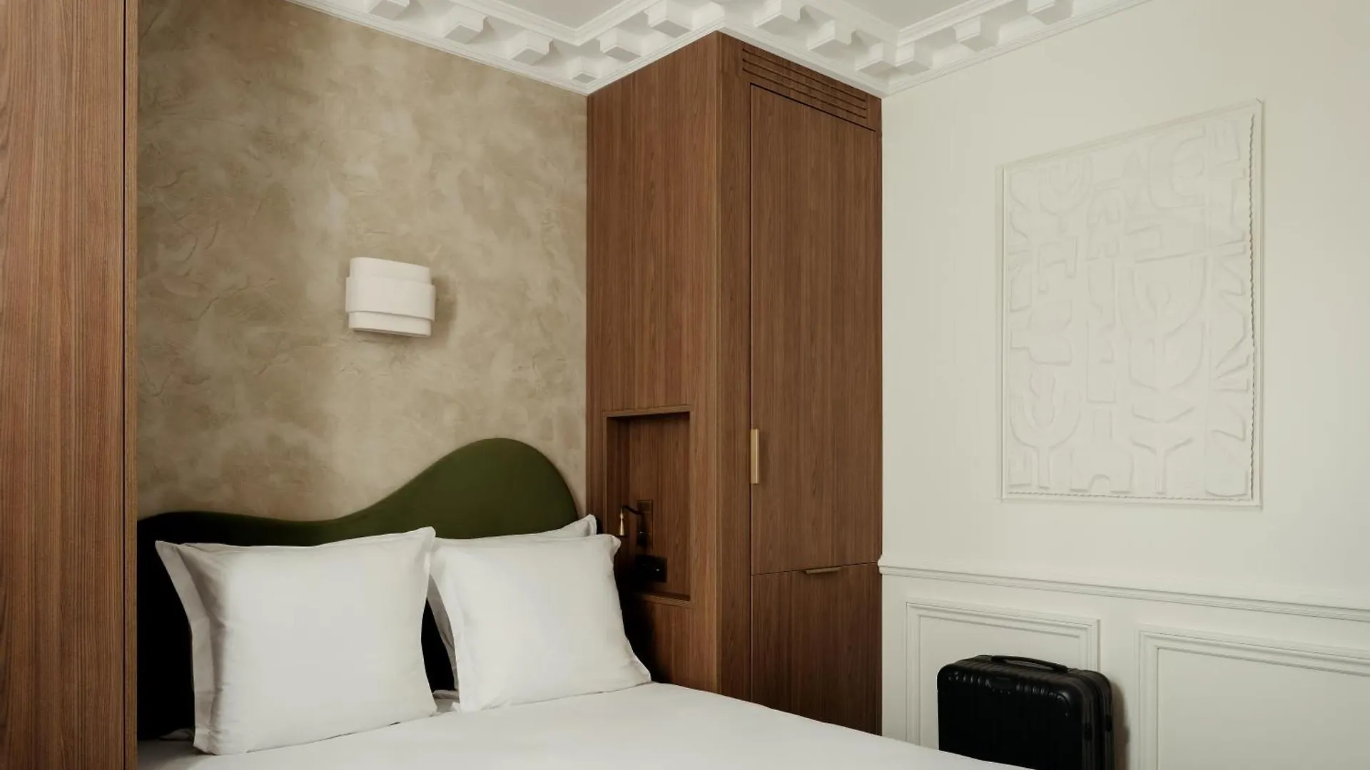 ***  Leon Hotel Paris France
