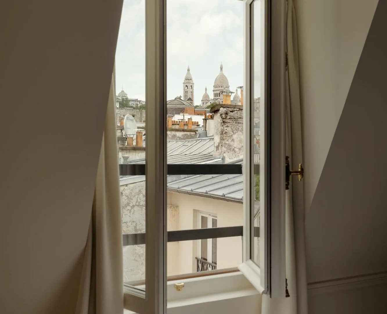 Leon Hotel Paris France