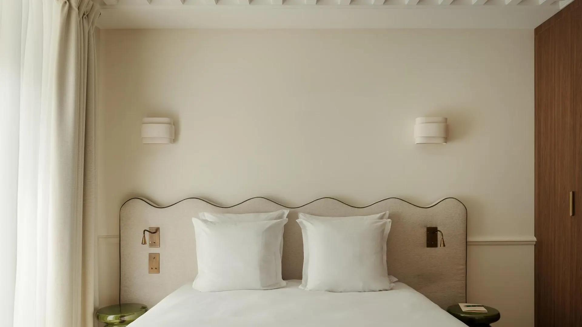 ***  Leon Hotel パリ フランス