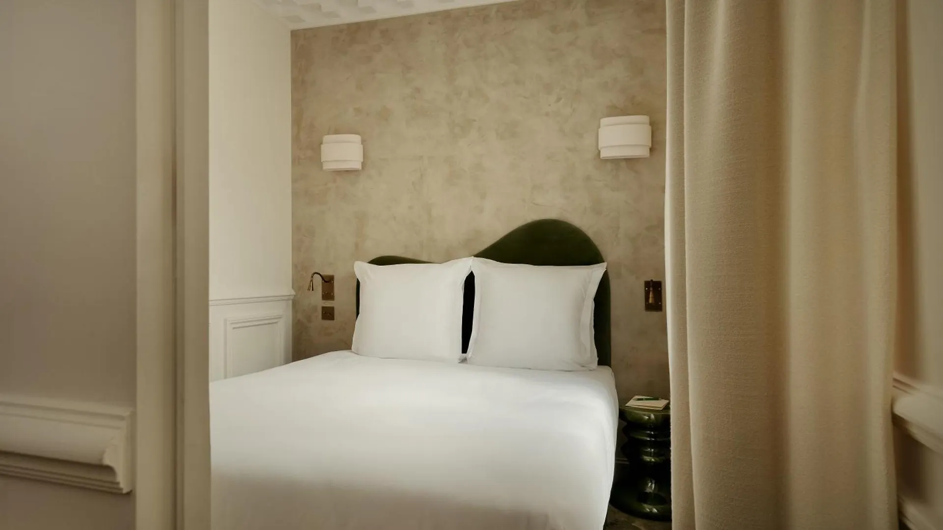 ***  Leon Hotel パリ フランス